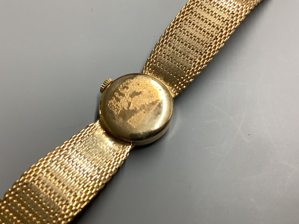 A lady's modern 9ct gold Avia manual wind wrist watch, on integral 9ct gold bracelet, overall 17.5cm